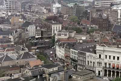 800615 Overzicht van het noordelijke deel van de Oudegracht te Utrecht, vanaf de Domtoren, met rechts op de voorgrond ...